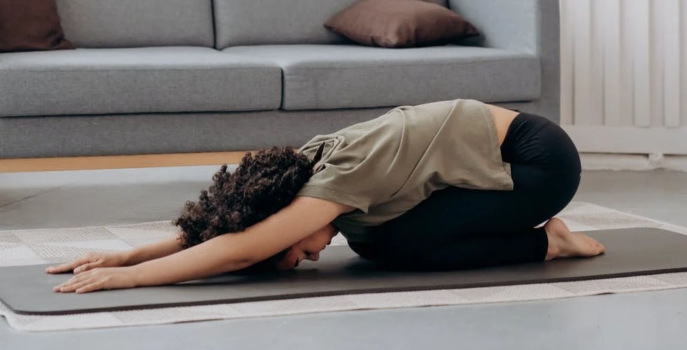 postura de yoga para lumbago